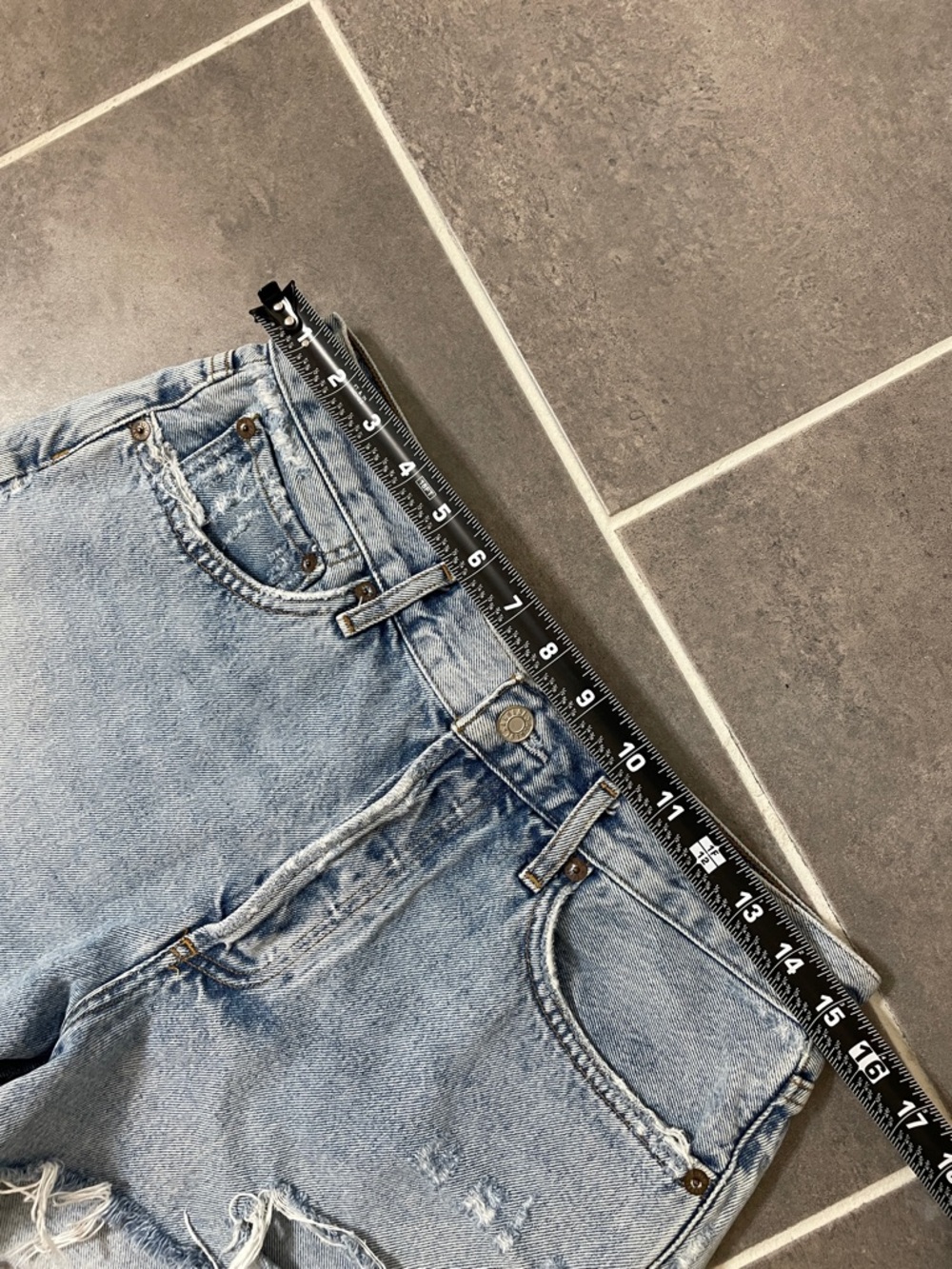 Agolde Parker Vintage Cut-Off Jean Shorts size 28 - Picture 4 of 13